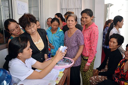 
Người dân đến đăng ký thực hiện các dịch vụ tại Trạm Y tế xã Hòa An, huyện Phụng Hiệp. Ảnh: H.Diễm
