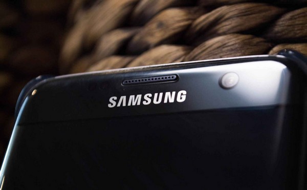 
Smartphone trong tương lai của Samsung sẽ tự động làm mờ các vết xước trên màn hình?
