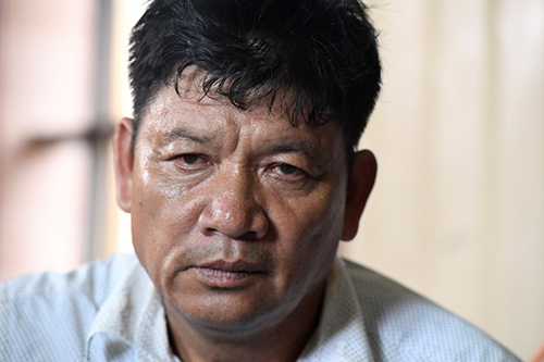 Ông Đoàn Văn Thạnh buồn rầu khi trao đổi với phóng viên hôm nay tại nhà ở Nam Định. Ảnh: AFP.