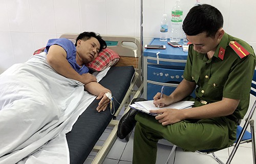 
Cảnh sát đến bệnh viện làm việc với giám đốc vận tải, hồi tháng 5. Ảnh: Xuân Ngọc.
