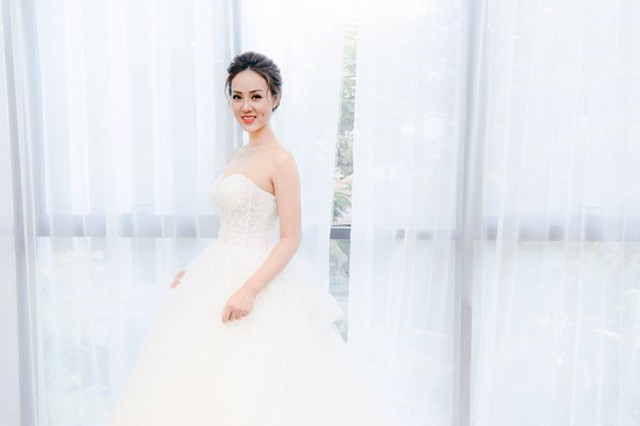 Ảnh Ngọc Hà mặc váy cô dâu khiến nhiều người đồn đoán cô sắp kết hôn với nghệ sỹ Công Lý