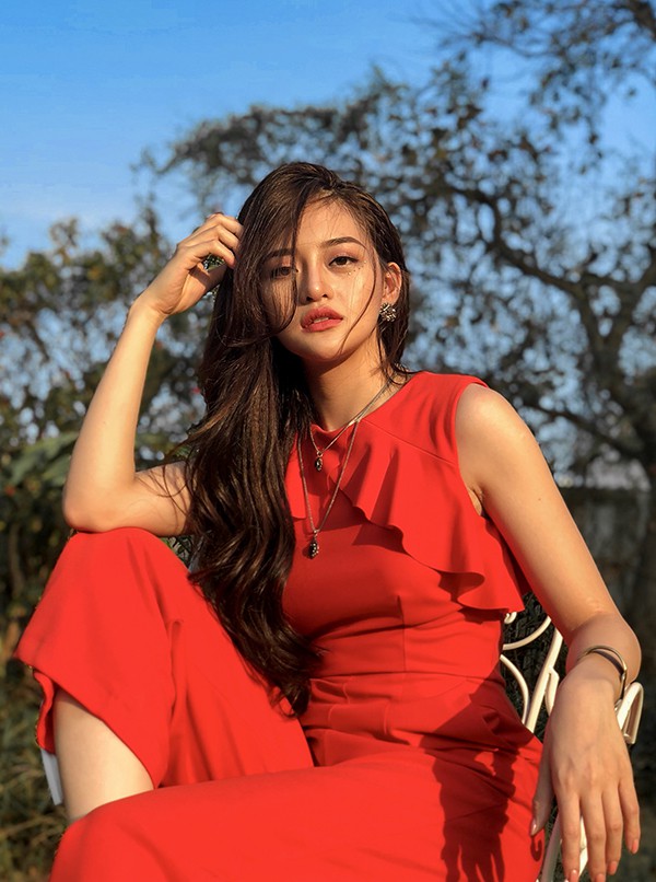 Thuỳ Anh sinh năm 1995, được khán giả biết đến với vai Phan Linh trong series Bộ tứ 10A8 và vai chính trong Đập cánh giữa không trung.