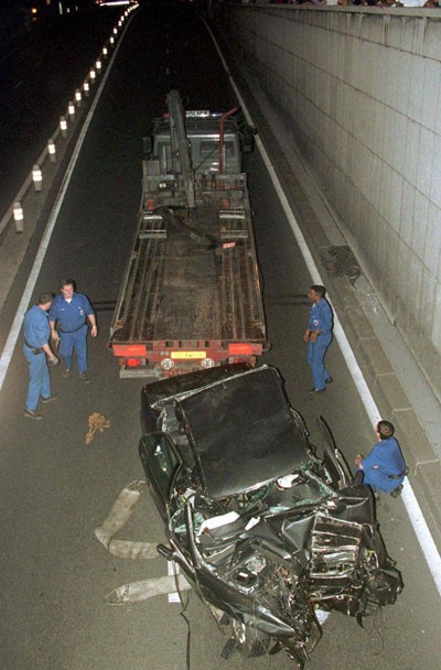 Hiện trường vụ tai nạn năm 1997, khi chiếc Mercedes chở bà Diana bị dập nát. Ảnh: AP.