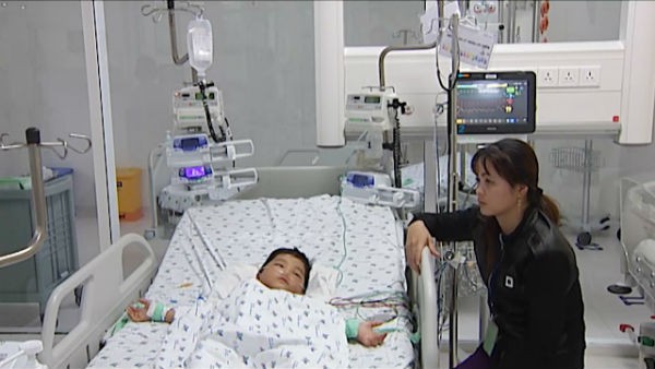 Chị Diễm Y thất thần b&ecirc;n giường bệnh con trai