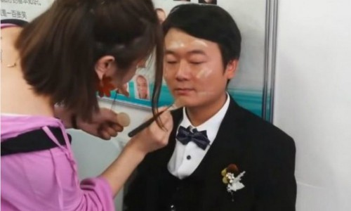 Anh Yang Feng chuẩn bị trước đám cưới.
