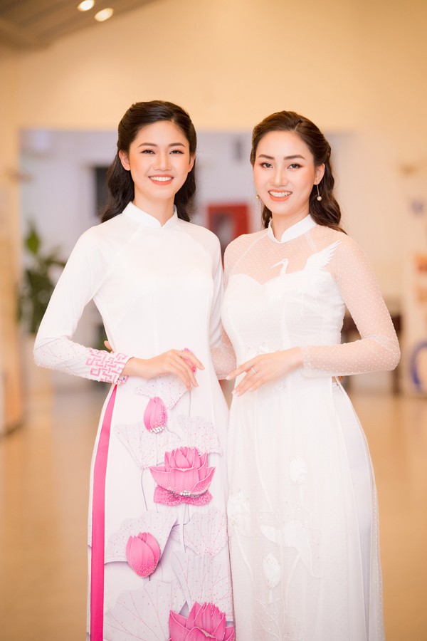 Hai chị em Á hậu Thanh Tú (trái), Trà My mỗi người một vẻ.