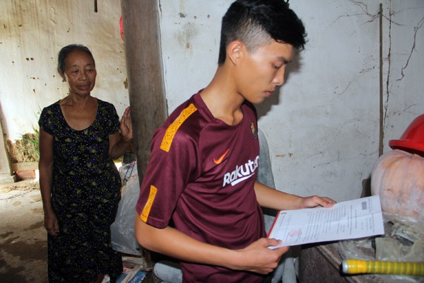 Phương buồn bã nhìn giấy báo nhập học. Nhìn đứa cháu xem rồi gấp lại cất vào góc học tập, bà ngoại em sụt sùi khóc.
