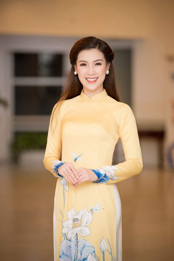 Hoa hậu Áo dài Phí Thuỳ Linh trẻ trung dù đã trải qua hai lần sinh nở. Cô rất tích cực tham gia các hoạt động showbiz sau 3 tháng đăng quang.