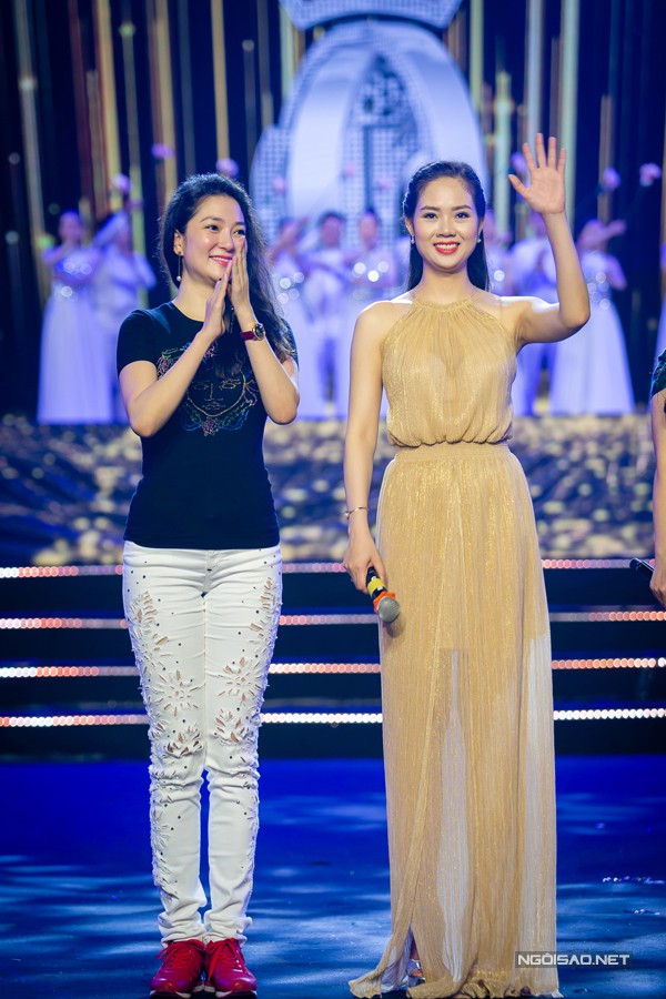 Tối qua Nguyễn Thị Huyền hội ngộ với Hoa hậu Mai Phương. Cả hai bằng tuổi nhau, cùng quê Hải Phòng và đăng quang trong hai kỳ Hoa hậu liên tiếp 2002 và 2004.