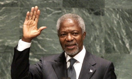 Kofi Annan phát biểu tại trụ sở LHQ ở New York tháng 12/2006. Ảnh: AFP.
