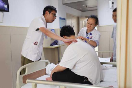 
Tiểu Bằng mới 15 tuổi, đến từ thị trấn Dư Hàng, tỉnh Chiết Giang (TQ), có cân nặng nhảy vọt lên 110 kg trong khoảng thời gian ngắn ngủi và mắc bệnh tiểu đường type 2.
