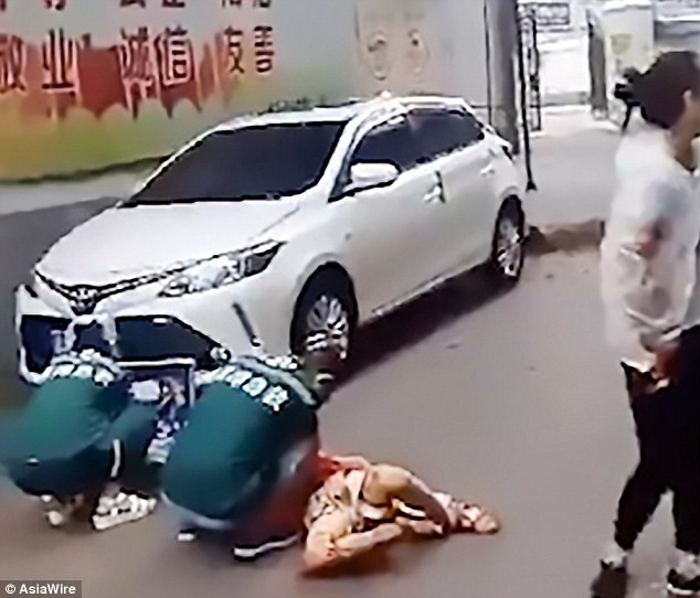 Cậu b&eacute; bị chậu c&acirc;y rơi tr&uacute;ng đầu v&agrave; bất tỉnh tại chỗ.