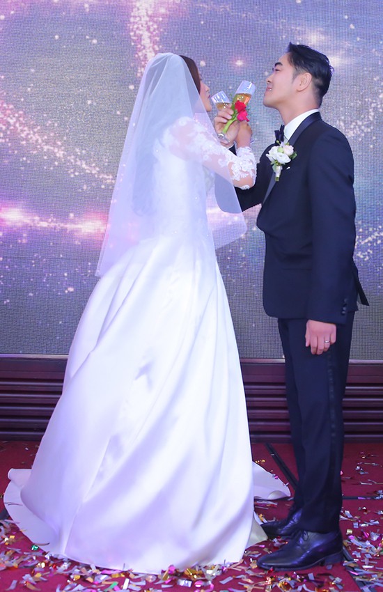 Cô dâu, chú rể thực hiện các nghi lễ truyền thống.