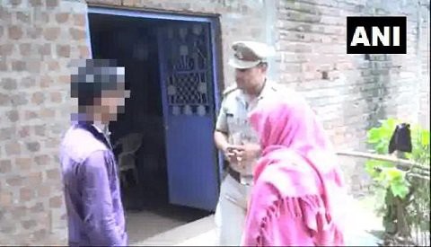 Họ đ&atilde; l&agrave;m đơn kiện bố c&ocirc; g&aacute;i v&agrave; 5 người kh&aacute;c. (Ảnh: ANI)