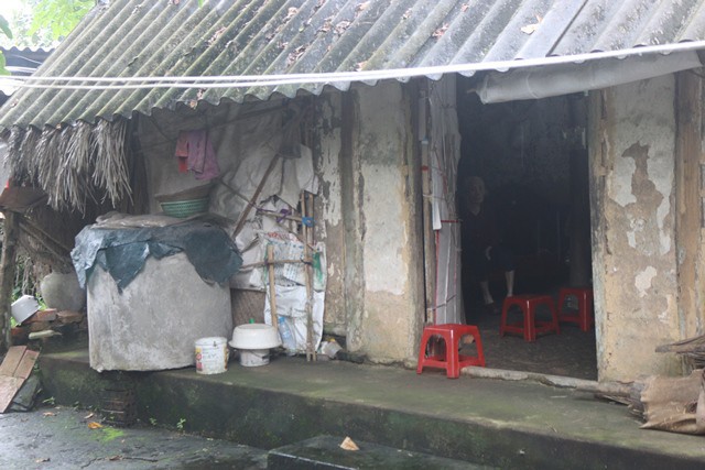 
Căn nhà tồi tàn nơi cụ Trần Thị Lan sống một mình. Ảnh: Đình Trường
