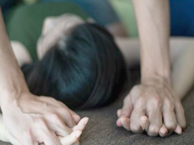 Nạn nh&acirc;n bị cha đẻ lạm dụng t&igrave;nh dục suốt 5 năm. Ảnh minh họa.