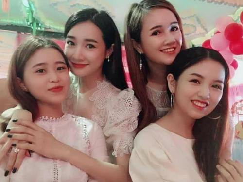Xuất hiện gần đây trong đám cưới em gái, Nhã Phương (thứ hai từ trái qua) đeo lại nhẫn cầu hôn của Trường Giang.