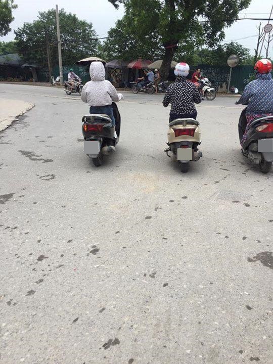 Thậm ch&iacute; v&agrave;o cua th&igrave; cả ba chị vẫn đồng h&agrave;nh c&ugrave;ng nhau lu&ocirc;n.