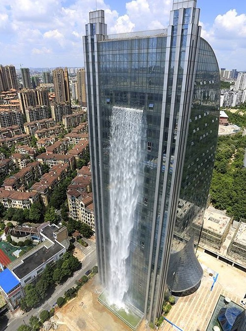 Tốn 118 USD tiền điện mỗi giờ vận hành, thác nước bên hông một tòa nhà ở Quý Châu (Trung Quốc) gây tranh cãi về lãng phí. Dù vậy, nó vẫn là địa điểm rất thú vị, đáng để khám phá khi tới đất nước tỷ dân.