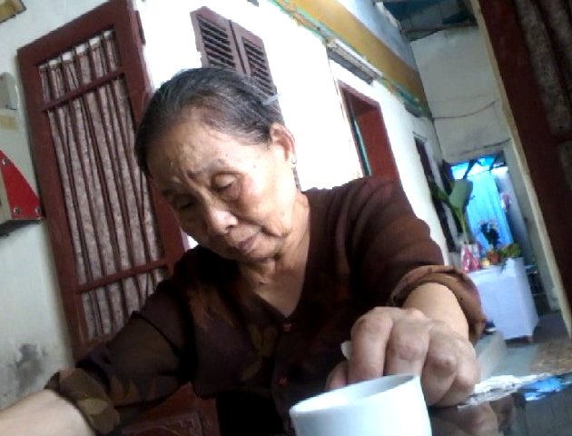 
Bà Nguyễn Thị Nhung (bà ngoại của hai anh em song sinh) không tin vào sự thật đau lòng.
