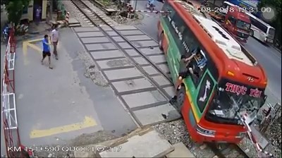 Xe ô tô đâm vào gác chắn khiến hành khách hốt hoảng trèo cửa sổ thoát ra ngoài (ảnh cắt từ clip)