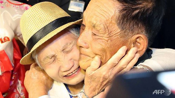 Mẹ 92 tuổi ôm chặt con trai 72 vào lòng. Cậu bé 4 tuổi ngày nào giờ đã là người đàn ông tuổi thất thập. Ông đã khóc nghẹn ngào tìm mẹ và chị nhưng mãi không được và cuối cùng ông đành ngậm ngùi chấp nhận chia cắt.