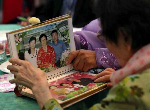 Bà Han nhìn hình ảnh của gia đình con gái.