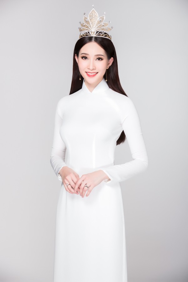 Hoa hậu Việt Nam 2012 Đặng Thu Thảo lên xe hoa tháng 10/2017 và đã có một con gái xinh xắn.