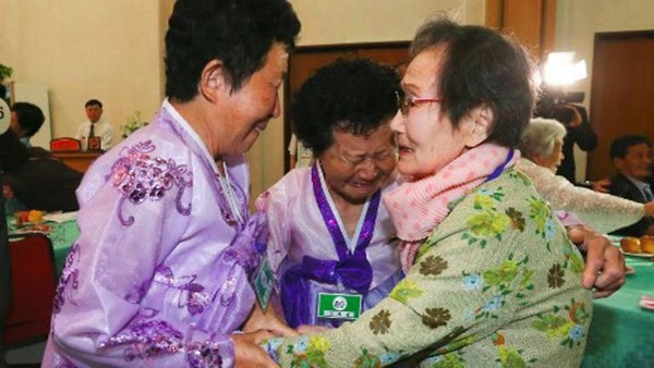 Cụ Han Shin-ja 99 tuổi gặp hai con gái 75 tuổi và 71 tuổi.