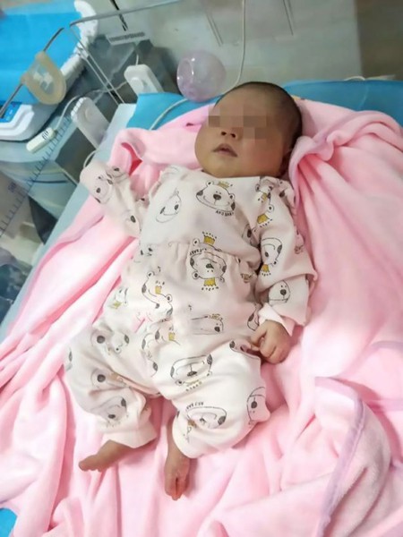 B&eacute; g&aacute;i xinh xắn, khỏe mạnh, kh&ocirc;ng c&oacute; dị tật bẩm sinh sau khi được đưa tới bệnh viện kiểm tra. Ảnh: AsiaWire.