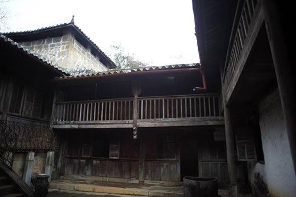 Theo lời kể, những thợ giỏi nhất của Vân Nam (Trung Quốc) thời ấy đã được mời về để xây dựng lên dinh thự này.