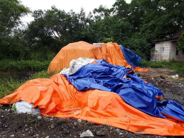 Chất thải nguy hại bị doanh nghiệp đổ trộm dầm mưa dãi nắng tại địa bàn thị trấn Giang Tiên, Phú Lương, Thái Nguyên.