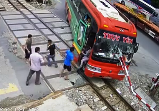 Hành khách hốt hoảng thoát ra ngoài khi xe khách đâm vào rào chắn (ảnh cắt từ clip)