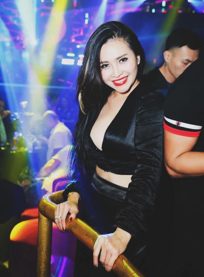 Ca sĩ Đan Kim trở th&agrave;nh t&acirc;m điểm khi vướng tin đồn l&agrave; bạn g&aacute;i hiện tại của Ph&ugrave;ng Ngọc Huy.