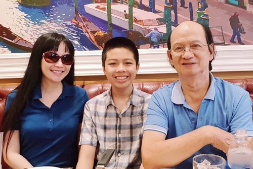 Hoa hậu Thiên Nga cùng con trai và bố.