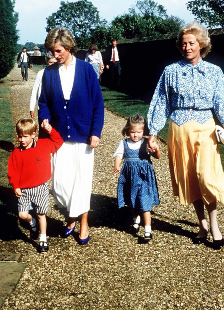 Bà Frances xuất hiện trong một sự kiện cùng con gái Diana và cháu ngoại William. Ảnh: Hulton Archive.