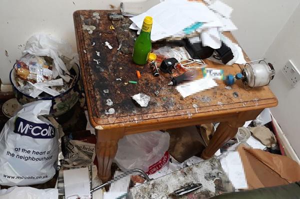 Mọi đồ đạc trong nhà đều bị hư hỏng nặng và được dùng làm nơi chứa rác.