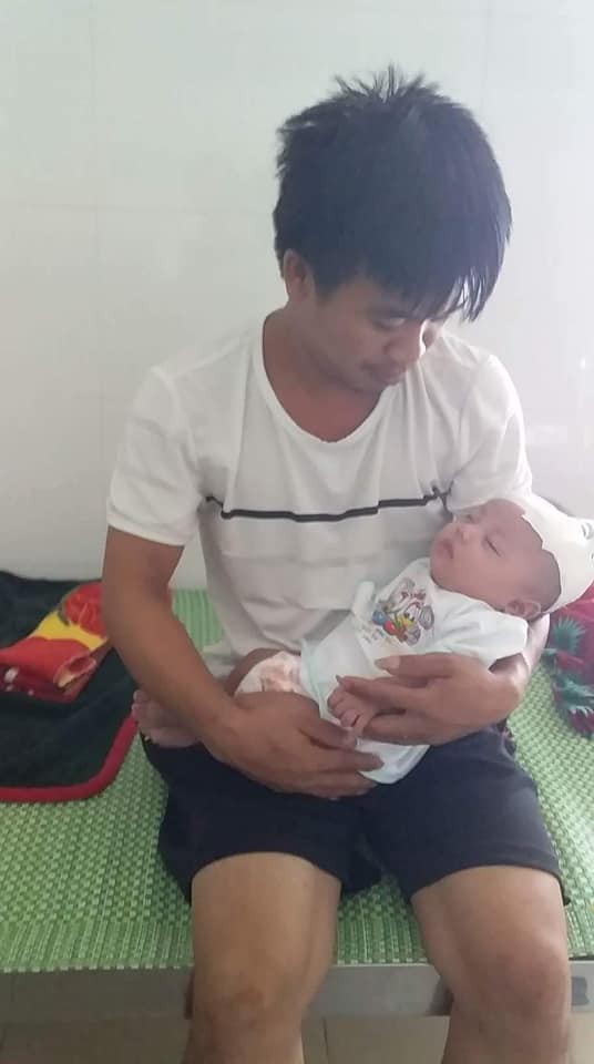 
Anh Tài và bé Việt Anh ở Bệnh viện Nhi Nghệ An.

