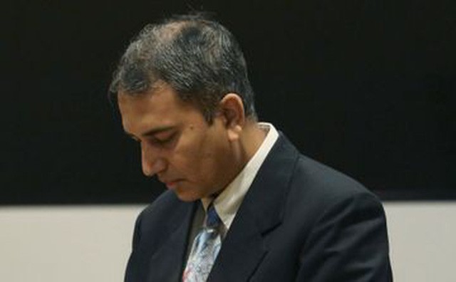 Bác sĩ Shafeeq Sheikh - nghi phạm trong vụ cưỡng hiếp bệnh nhân trình diện tại tòa. Ảnh: DailyMail.