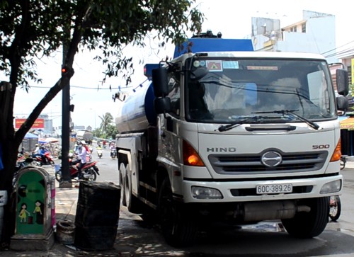 Xe bồn chở xăng sau tai nạn. Ảnh: Sơn Hòa.