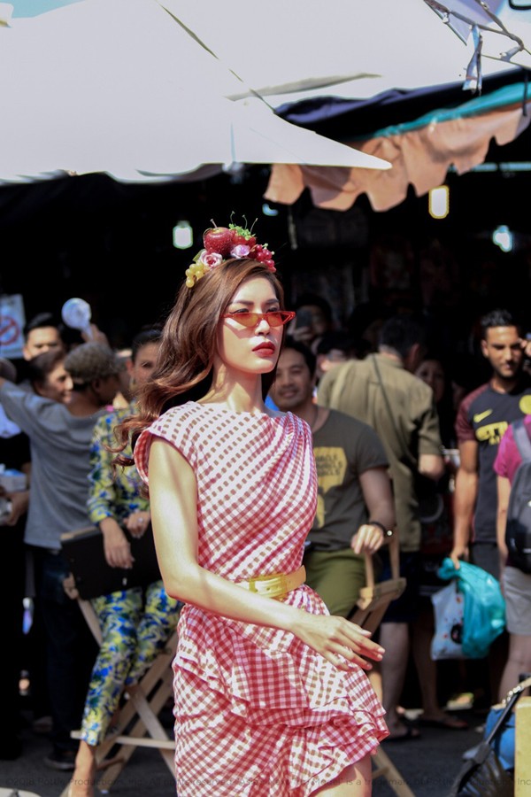 Ở tập đầu tiên, các thí sinh phải catwalk trong khu chợ Chatuchack nổi tiếng tại Bangkok. Từ 12 thí sinh vượt qua thử thách, ban tổ chức chọn ngẫu nhiên 4 thí sinh về một đội. Thành viên của đội Minh Tú gồm có: Adela - Philippines, Beauty - Myanmar, Pim - Thái Lan và thí sinh nhỏ tuổi nhất Han - Hong Kong.