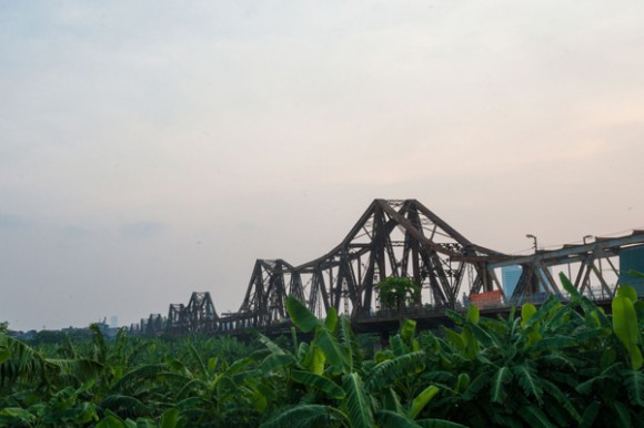 Cầu Long Biên là cây cầu thép đầu tiên bắc qua sông Hồng, được xây dựng giai đoạn (1898-1902), đặt tên là cầu Doumer, theo tên Toàn quyền Đông Dương Paul Doumer. Trải qua hơn 100 năm tồn tại, cây cầu vẫn đứng vững như một chứng nhân lịch sử của Thủ đô. Ảnh: TTXVN