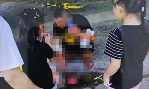 Người đàn ông tự cắt vào tay mình trên đường phố ở Thành Đô, Trung Quốc hôm 18/8. Ảnh: Chengdu Business Daily.