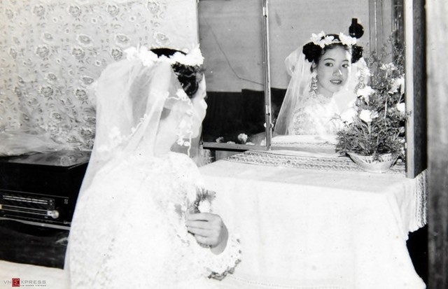
Cô dâu Chiều Xuân ngày ấy nhẹ nhàng với mẫu váy cưới ren trắng quen thuộc.

