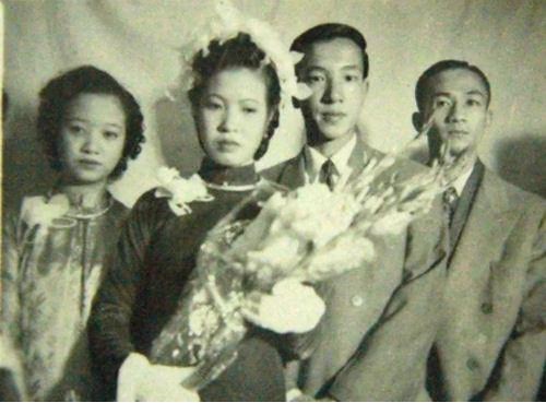
Thời xưa cô dâu chú rể chỉ có với nhau vài ba bức ảnh trắng đen. Trong ảnh là đám cưới mang đậm nét truyền thống của cố NSND Trịnh Thịnh và vợ những năm 1950.
