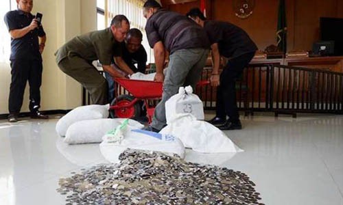 C&aacute;c nh&acirc;n vi&ecirc;n t&ograve;a &aacute;n tại thị trấn Karanganyar, Indonesia, nhận c&aacute;c bao tiền xu m&agrave; Dwi Susilarto mang đến trả vợ cũ h&ocirc;m 23/8. Ảnh: Jakarta Post.