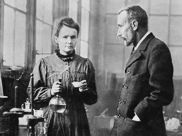Marie Curie cùng chồng trong phòng thí nghiệm. Ảnh: Getty.