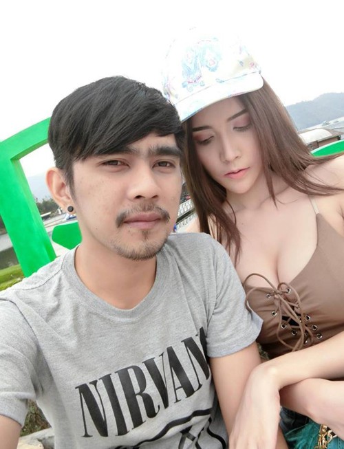 Nutchanart lu&ocirc;n tự h&agrave;o về c&ocirc;ng việc l&aacute;i xe &ocirc;m của bạn trai v&agrave; sẵn s&agrave;ng ở b&ecirc;n anh bất cứ đ&acirc;u. Ảnh: Facebook.