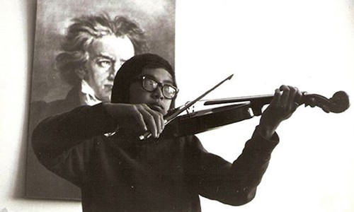Hưng Lê tập đàn violin tại căn hộ của gia đình ở vùng ngoại ô ven biển St Kilda, Melbourne, Australia. Ảnh: NVCC.