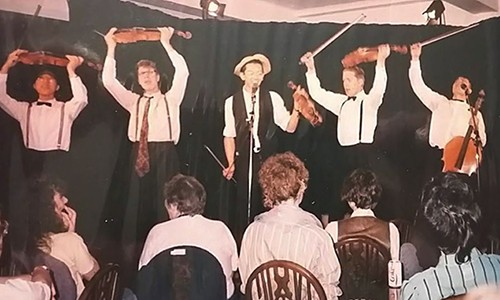Hưng Lê (giữa) và ban nhạc kiêm nhóm tấu hài biểu diễn ở lễ hội Edinburgh năm 1988. Ảnh: NVCC.